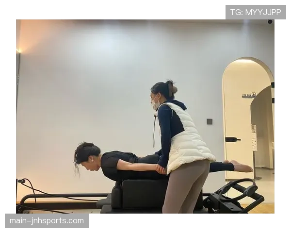 陈一冰退役后还在坚持5点起床练核心？这自律看得我手机都拿不稳了